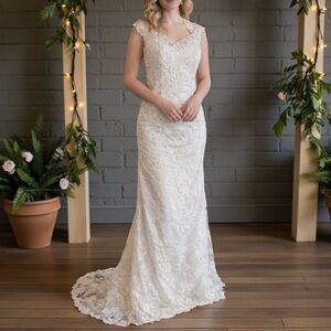 Boutique-Made Ivory Lace Wedding Dress Sz 6 XS/S Beaded Open Back Train Gown